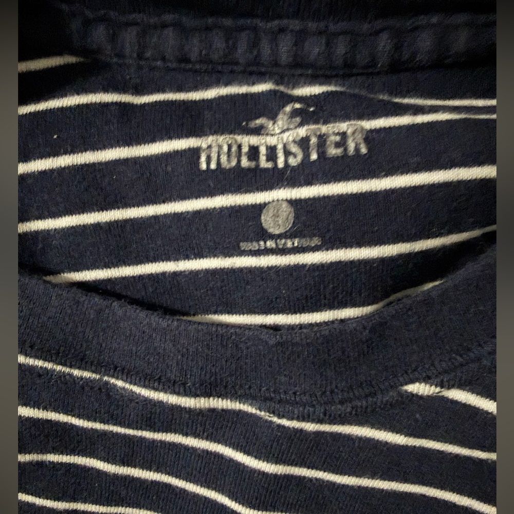 ๐ Hollister Navy & White Striped Tee - Picture 2 of 2